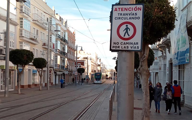Conductores y reguladores del tranvía de la Bahía son despedidos tras su formación al no estar aún adjudicado el contrato de explotación