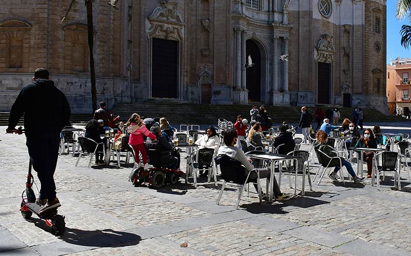 Prudencia y cautela ante el “respiro” de marzo: 4.685 desempleados menos en la provincia de Cádiz, más del 84% del sector servicios