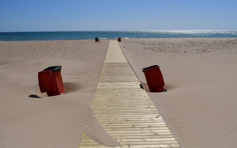 Se “refuerza” la limpieza de arenas y mantenimiento de las playas gaditanas en pretemporada y temporada baja, con más plantilla