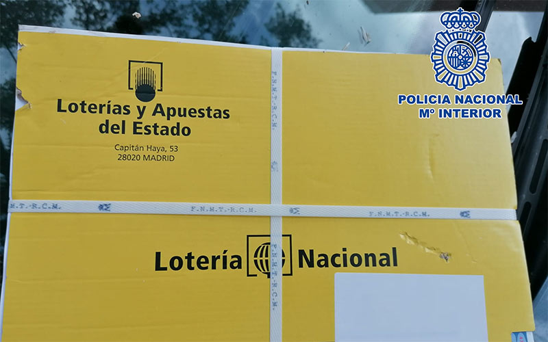 Recuperadas dos cajas con hasta 450 décimos de Lotería Nacional extraviadas en plena avenida de la capital gaditana por un mensajero
