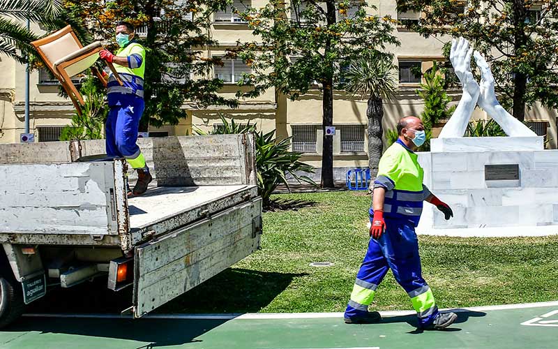 Eterno aplauso, también desde Cádiz, a los profesionales esenciales