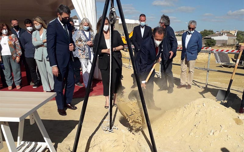 Colocada la primera piedra de una promoción privada en Chiclana de 55 viviendas que la pública Emsisa gestionará para alquiler social