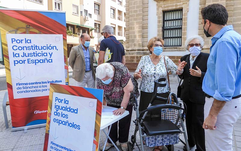 El PP gaditano recoge firmas en contra de los indultos a los presos políticos catalanes y “por España” mientras habla de “convivencia”
