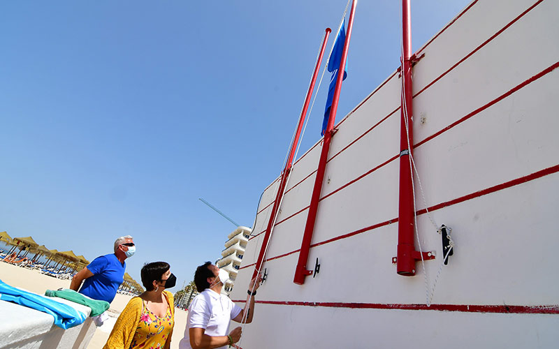 Las cuatro playas de Cádiz presumen otra temporada más de bandera azul: “están diciendo que son seguras y un dinamizador económico”