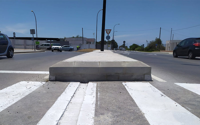 Advierten del peligro para los conductores de las nuevas “enormes medianas de hormigón” de la carretera de la Batería de La Ardila