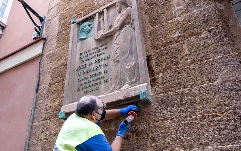 Retirada también la placa de la fachada de la casa natal de Pemán: “su papel como promotor e ideólogo del golpe de Estado de 1936 es claro”