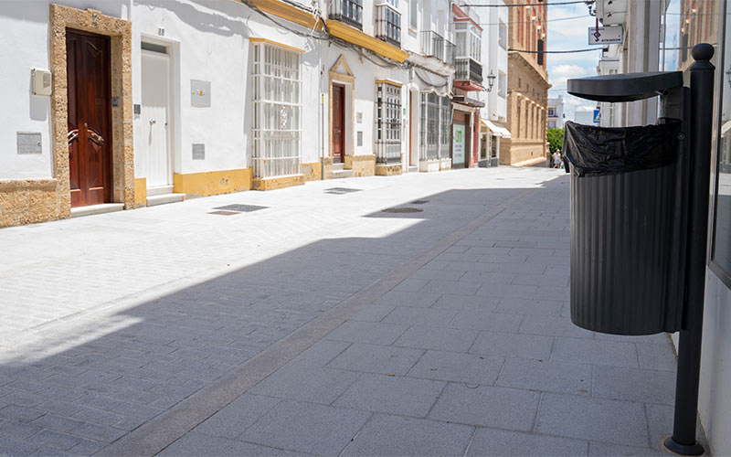 Lista la renovada calle Isaac Peral, sin naranjos