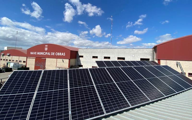 Se apuesta por las placas fotovoltaicas de autoconsumo en edificios municipales de Chiclana para ahorrar hasta un 34% en la factura de luz