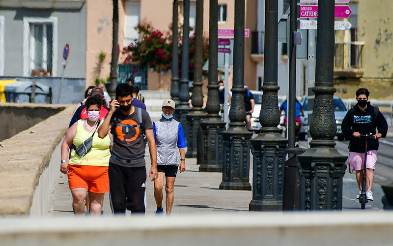 Médicos llaman a los gaditanos a no confiarse sin la mascarilla: “los espacios abiertos pueden ser seguros o foco potencial de contagios”