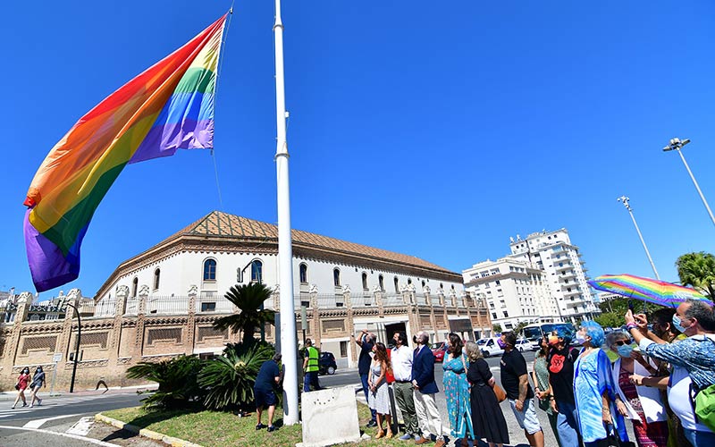 Los colores de la libertad y la diversidad ‘enorgullecen’ a Cádiz