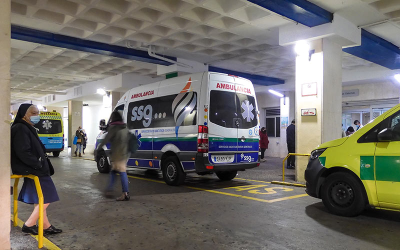 La Junta insiste en “maltratar” la sanidad pública de Cádiz en verano con cierre de camas, de ambulatorios y la disminución de operaciones
