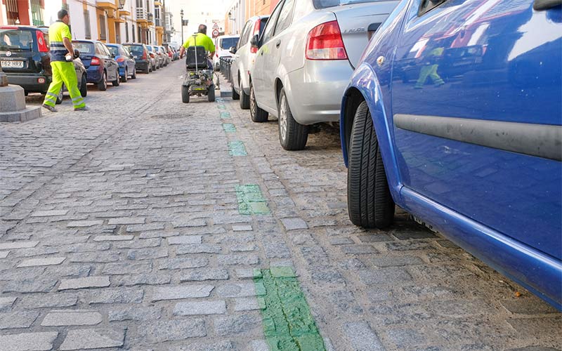 Activadas las nuevas zonas verde y naranja de Muñoz Arenillas y Los Porches que dan prioridad al vecino a la hora de aparcar en sus calles