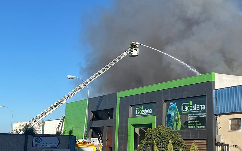 El incendio en una nave industrial de reciclaje de residuos peligrosos en Pelagatos es sofocado sin daños personales, ni vertidos al río Iro