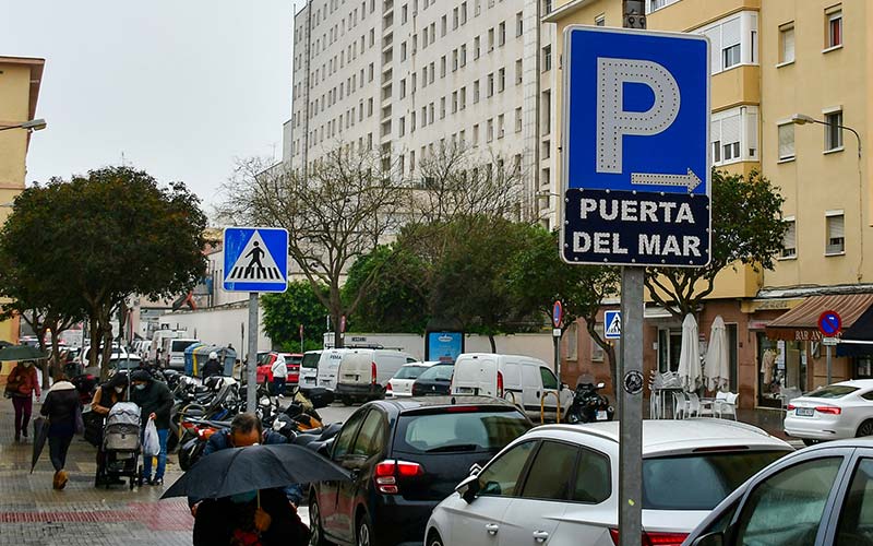 Se “agrava” el acceso de los profesionales al Hospital Puerta del Mar: “toca dar vueltas y vueltas o pagar precios desorbitados en parkings”
