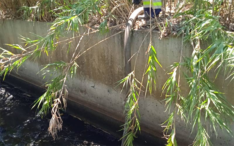Se busca una tubería rota junto al río Carrajolilla como posible causa de vertidos a la zona desde “hace una semana” sin que nadie avisara