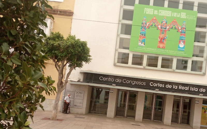 La no-feria de La Isla se desparrama por bares y peñas del centro y las barriadas con actuaciones, farolillos, tapas y hasta fuegos artificiales