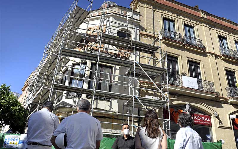 El Ayuntamiento quiere “dar ejemplo” presumiendo de la rehabilitación del edificio del arquitecto y urbanista Anasagasti en la calle Larga