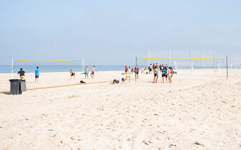La playa de Camposoto se dota de pistas deportivas “de primera”