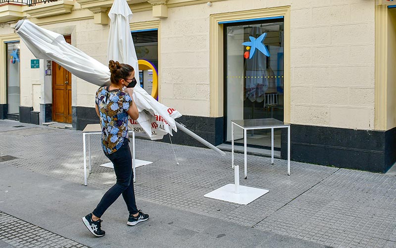 La exención de la tasa de terrazas y la petición de que se permitan bicis en el puente Carranza en un pleno de julio con Pemán presente
