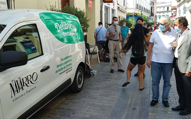 Navarro se adapta a los nuevos tiempos y apuesta por el servicio de entrega domicilio dentro de Chiclana de libros y material de papelería