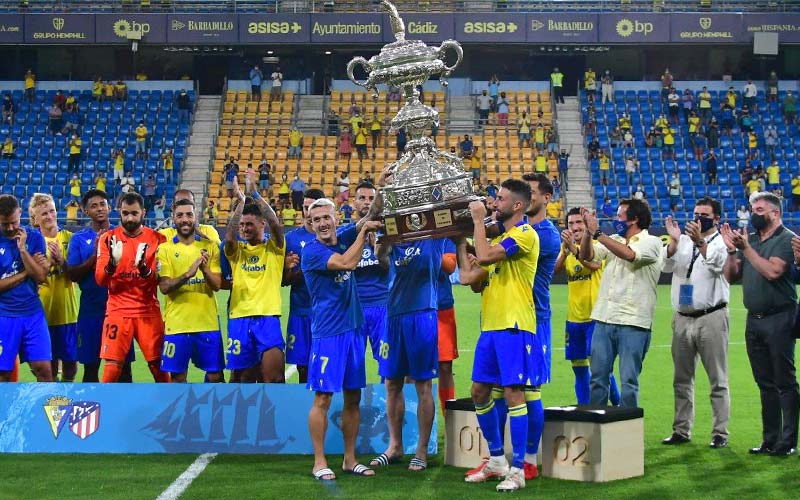 Un Cádiz ilusionante supera al Atlético y levanta su noveno Trofeo en un Nuevo Mirandilla que se reencuentra con el aliento de la afición