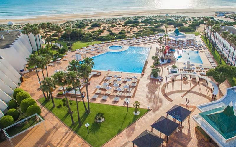 “Nos hemos levantado bien”: la ocupación media en los grandes hoteles de la costa chiclanera se acerca al 80% en el mes de julio