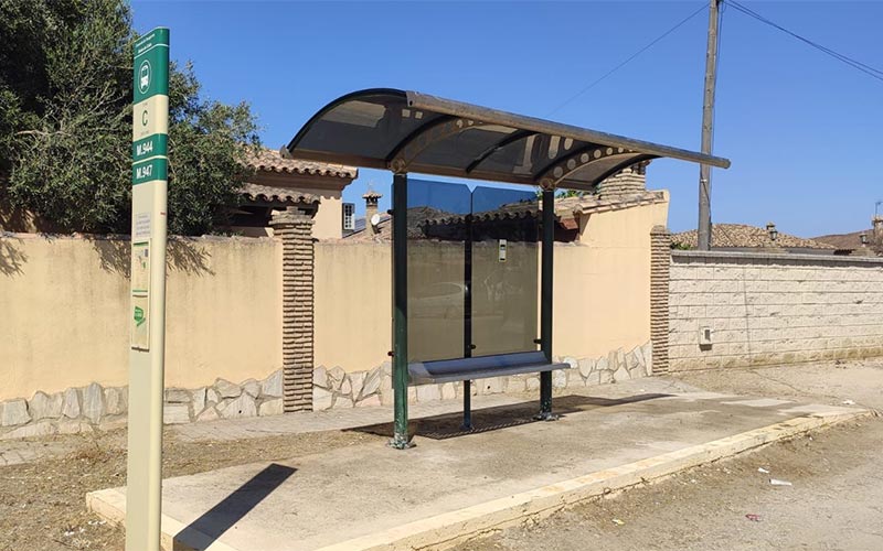 Instalada, tras más de un año de espera, una marquesina en la parada de la Cañada de Los Barrancos que necesitaba permiso de la Junta