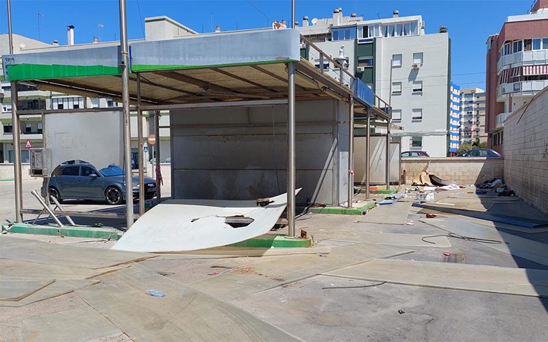 El abandonado lavadero de coches próximo a la Venta Los Tarantos, “un problema de seguridad y salubridad” para los vecinos