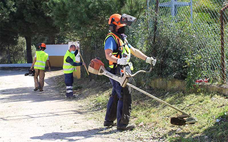 Meses de “ambiciosos” trabajos de limpieza de pinares, senderos, cauces y cunetas en el extrarradio de Chiclana