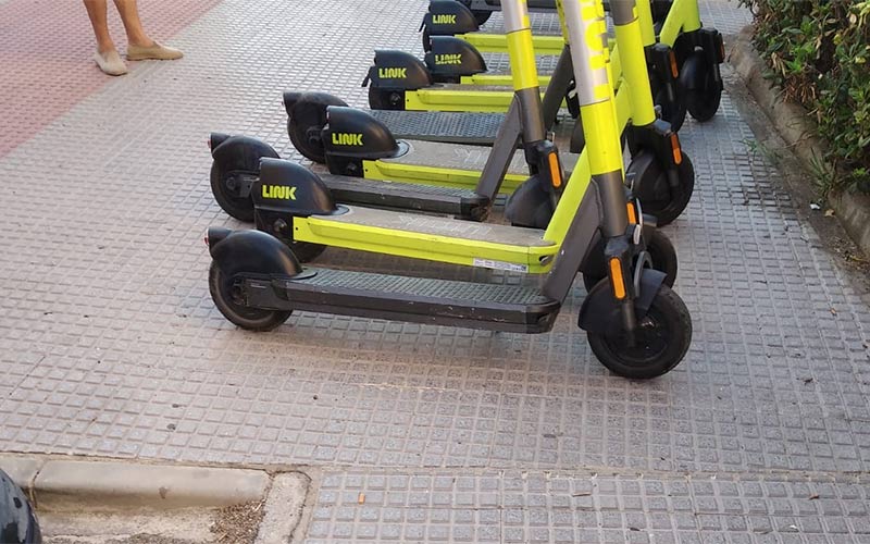 Los patinetes de alquiler en El Puerto, obstáculos en mitad de la calle