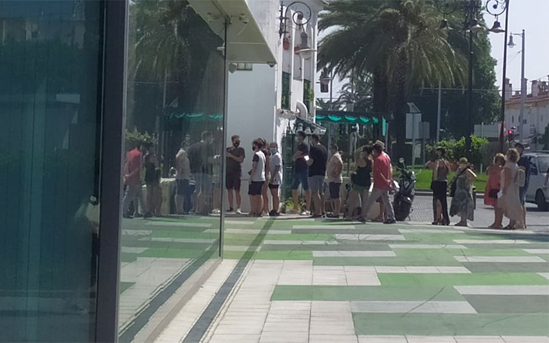 Colas bajo el sol para visitar el Museo Camarón, con horario limitado