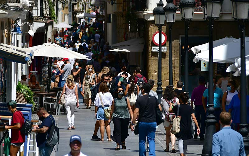 Hasta 1,2 millones de personas pasaron en julio por las principales calles del casco antiguo de Cádiz, más del triple que hace un año
