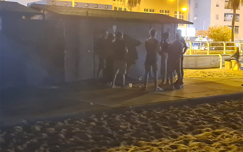 Piden el “cese inmediato” de Bello por “maquillar con mentiras la nefasta gestión municipal del verano” y el señalamiento de periodistas