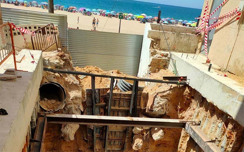 La obra en marcha del aliviadero de la calle Écija se completará tras la temporada de verano con la canalización de desagüe hasta el mar