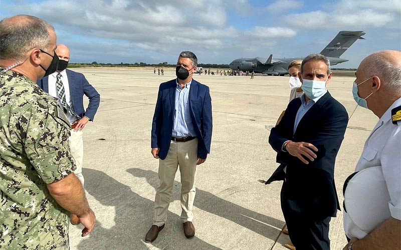 Los primeros evacuados afganos ya están en Rota, refugio transitorio