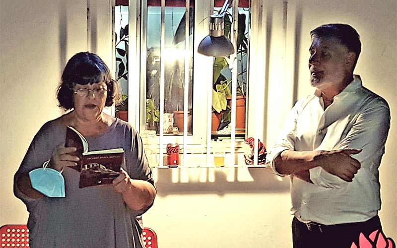 Una exposición colectiva ilustra los textos de ‘Osario para rosas’