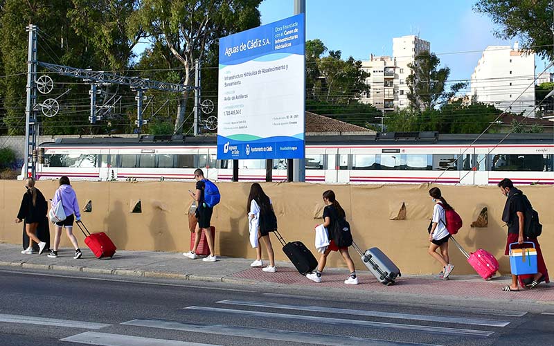 Calle Viva no descarta movilizaciones ante la turistificación de Cádiz que “nuestra clase política e intereses económicos han dejado crecer”