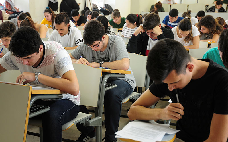 La Apdha conecta las “importantes carencias” en materia educativa de la Bahía con su elevada tasa de paro y su pobre desarrollo industrial