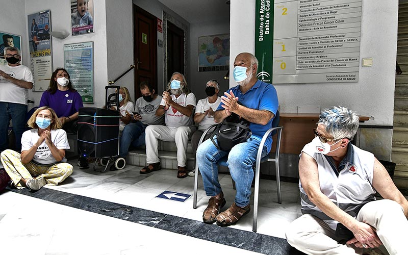 La Marea Blanca se ‘encierra’ en Cádiz contra el “desmantelamiento” de la sanidad pública y su “privatización”, agudizados por las derechas