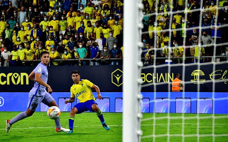 Un Cádiz intenso deja con vida a un Barça moribundo