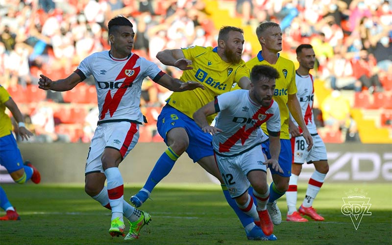 Buen juego y pegada del Rayo frente a un mal Cádiz