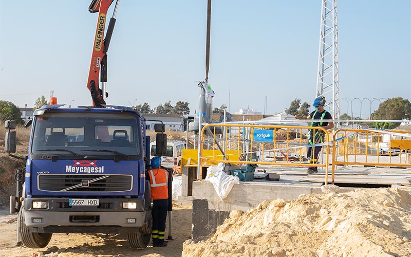 La primera fase de la obra de renovación de las redes de alcantarillado y suministro de agua en la barriada Bazán supera uno de sus “hitos”