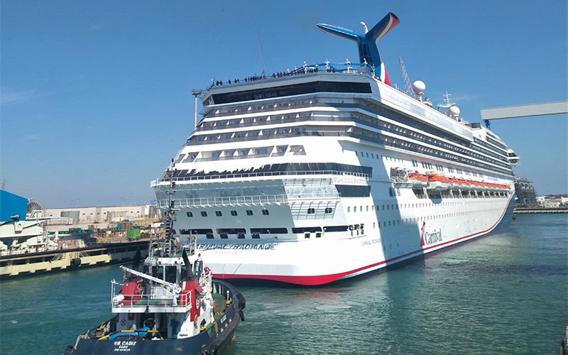 El Carnival Victory se ‘despide’ de la Bahía de Cádiz 18 meses después como Carnival Radiance tras una renovación marcada por la pandemia