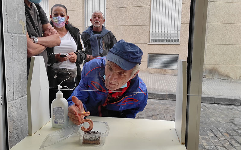 Calor en la Noche cumple cinco años ofreciendo desayunos a los sintecho de Cádiz, pero también asesoramiento y apoyo emocional