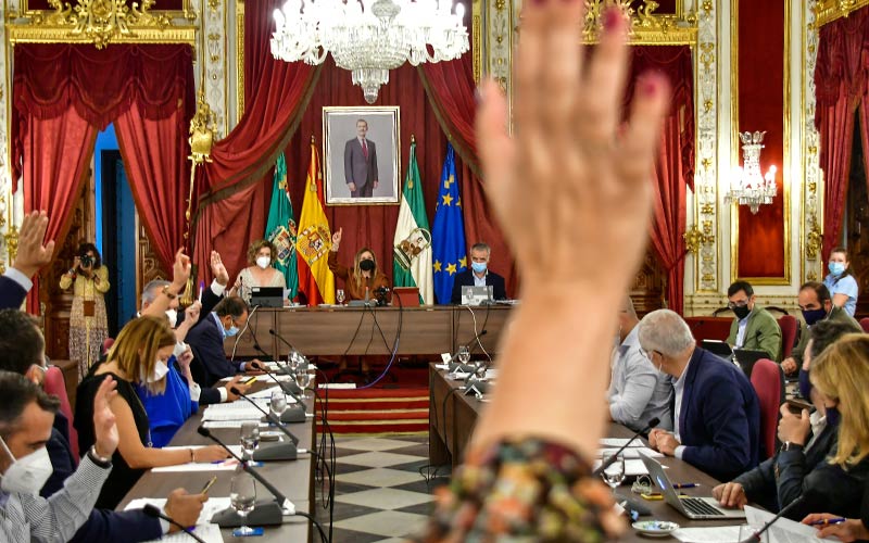 La Diputación aprueba un Imserso para mayores gaditanos y rechaza una empresa pública para la autosuficiencia energética de la provincia