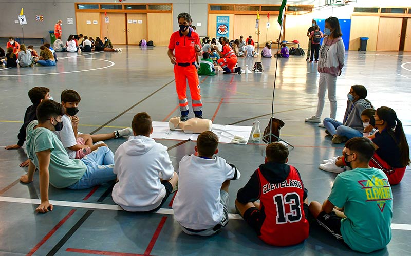 El 061 continúa ‘entrenando’ a gaditanos ante una parada cardiaca
