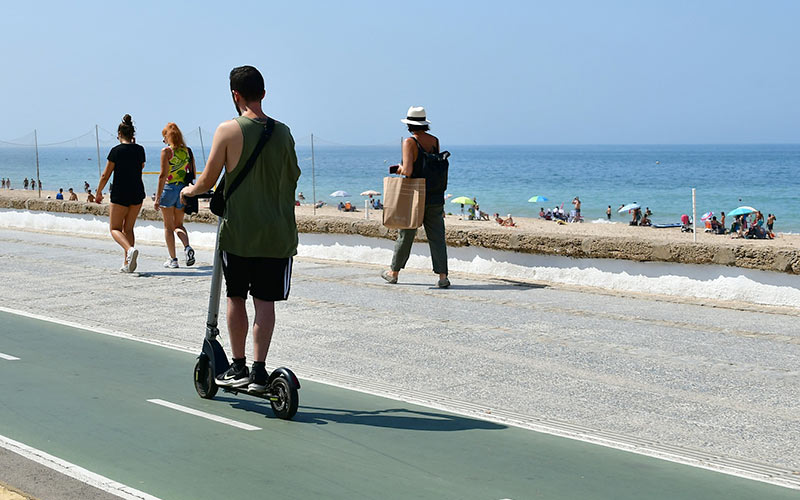 Impuestas más de 300 multas a usuarios de patinetes eléctricos en la ciudad de Cádiz en tres semanas de intensificación de los controles