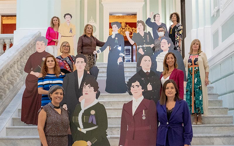 La Isla conmemora los 90 años del voto femenino en España con una muestra que homenajea a diez pioneras y luchadoras del sufragismo