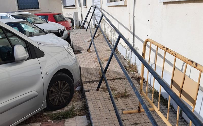 El centro de especialidades Virgen del Carmen “parece un edificio en mitad de una guerra”; exigen que se adecente el entorno abandonado