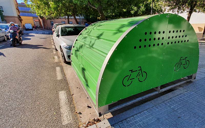 Colocados seis aparcamientos seguros en extramuros para fomentar el uso de la bicicleta entre trabajadores de centros públicos de la zona
